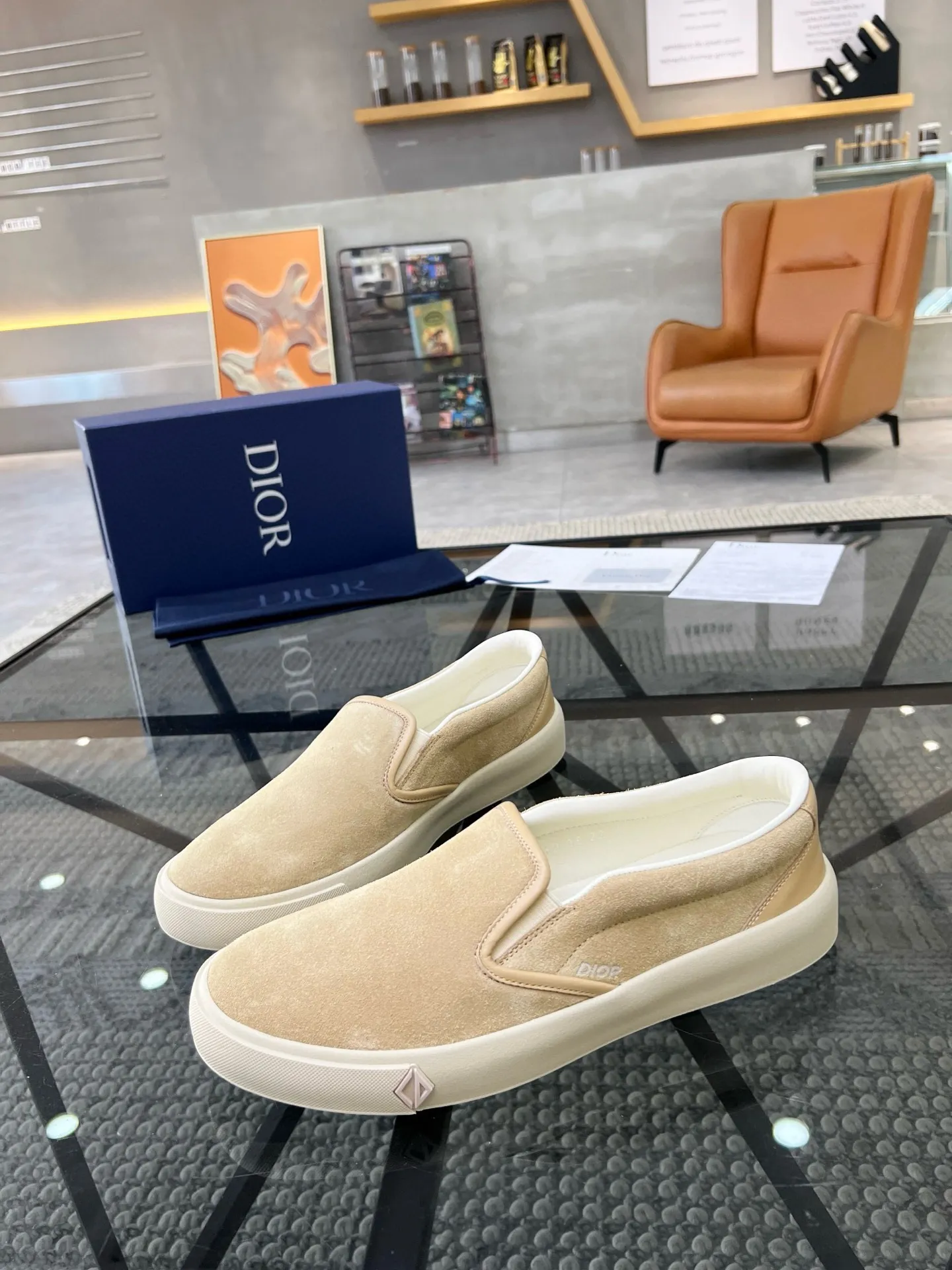Factory price: 380💰D 🔍Top purchasing agent🇮🇹 Dior's super popular sneakers, popular sneakers, new products are synchronized with the counters. The uppers are imported cowhide from Italy. It is perfectly reproduced with complex craftsmanship that is a must-have for fashionistas. Imported soft water-dyed cowhide lining and foot pads Sole: The original sole is specially provided by the original factory, the exclusive movable molded sole is super comfortable, the original factory follows the order, 🔍🔍high quality, you can enter and exit the counter at will, welcome to compare, the code number is 39-44 (38 45 can be ordered)